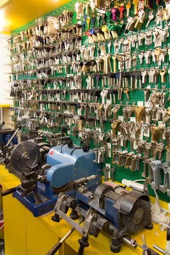 Awaryjne otwieranie drzwi mieszkań i aut "WLAMYWACZ24" ślusarz Łódź